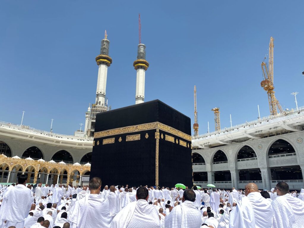 muslims_performing_tawaf_al_ifadah